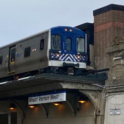 A northbound train arrives at Mount Vernon West
